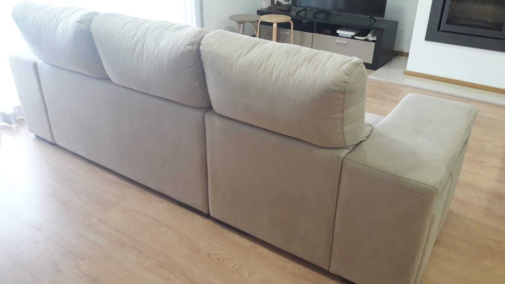 Sofá em tecido 2,70 metros 3 lugares, cor bege