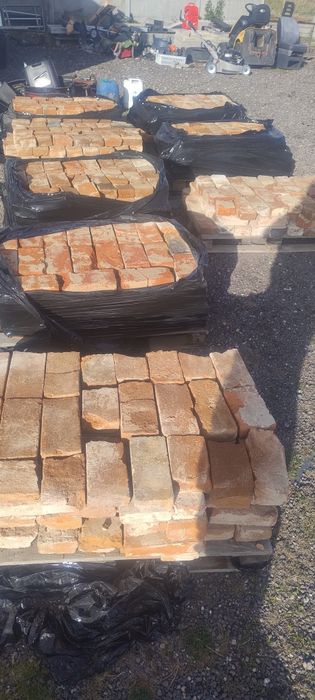 Stara cegła z rozbiórki