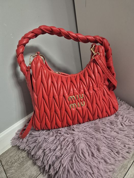 Piękna torebka damska  czerwona na dlugim pasku