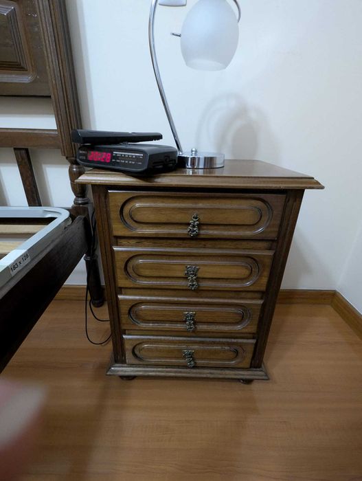 Mobília de quarto usada.