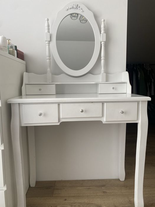 Toaletka biala z szufladami i lustrem