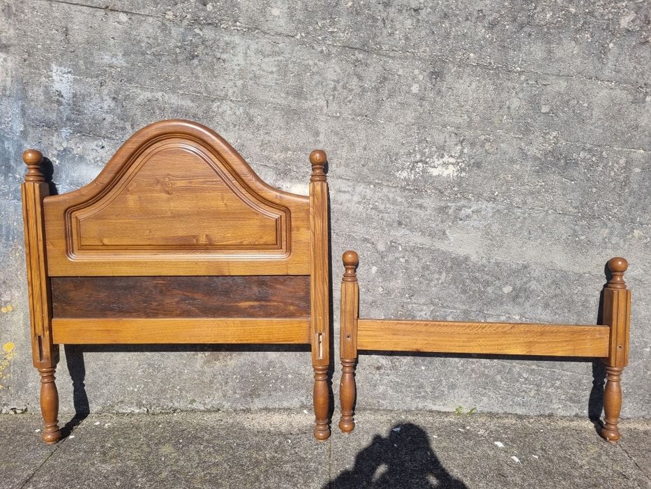 Camas de solteiro em madeira maçiça CM 02