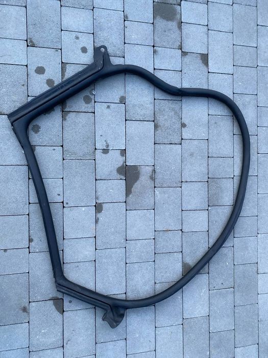 Porsche taycan ущільнювач правої задньої дверки 9j1833722a