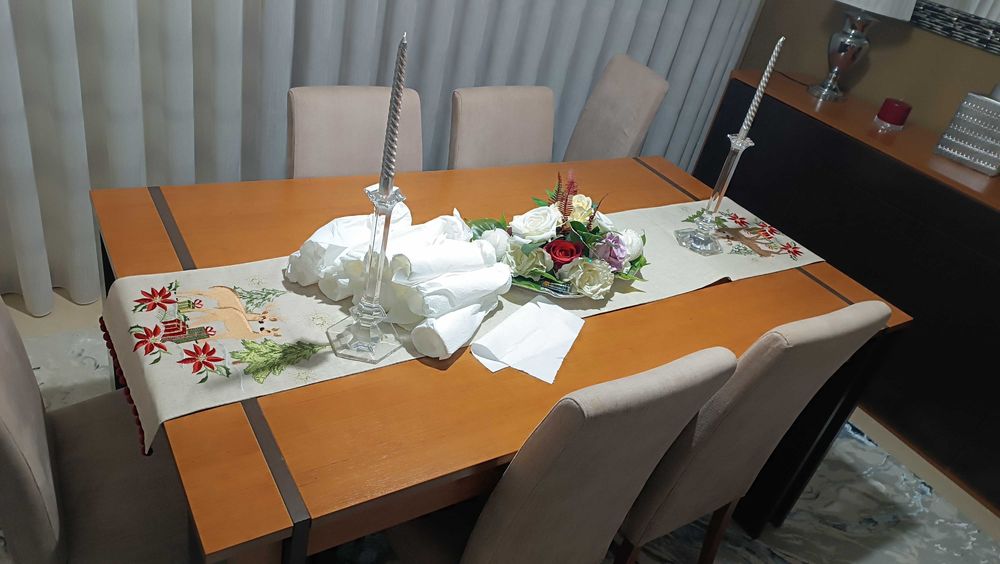 Móvel de sala ,mesa de jantar e 6 cadeiras forradas a tecido.