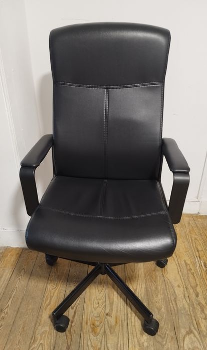 Cadeira giratória IKEA MILLBERGET – Murum preto