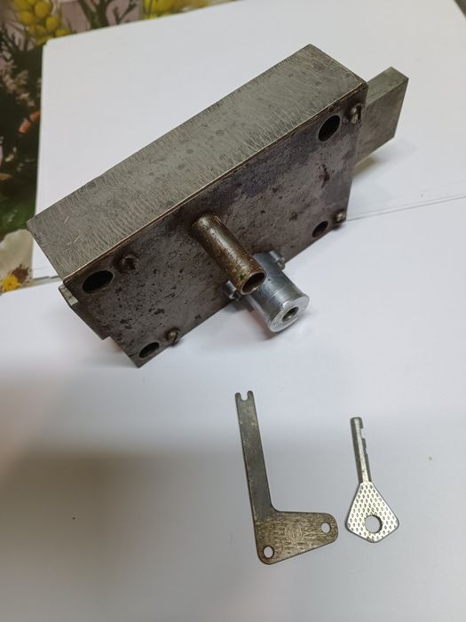 Замок гаражный накладной