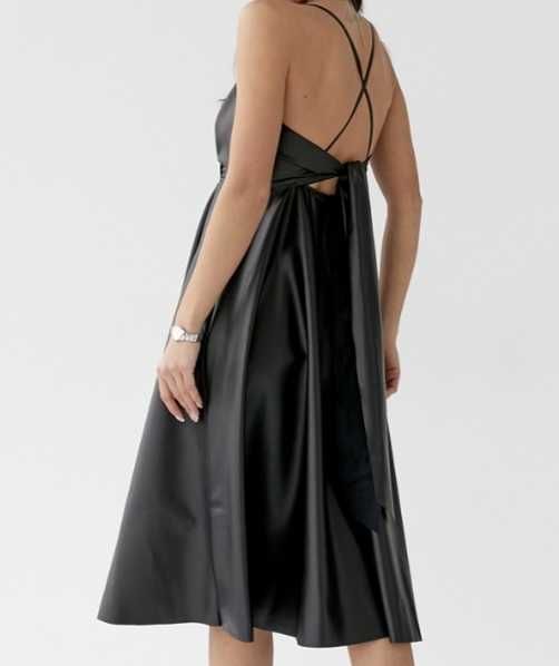 Сарафан із шкірозамінника на тонких бретелях з кльошною спідницею