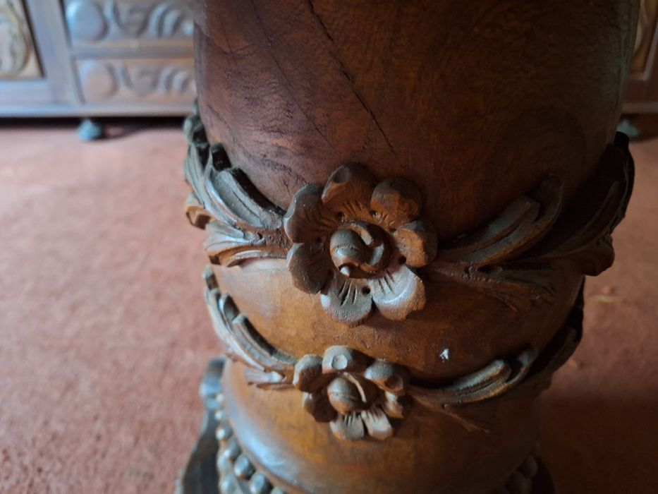 Mesinha para sala de visitas ou outros,,em mogno , toda trabalhada