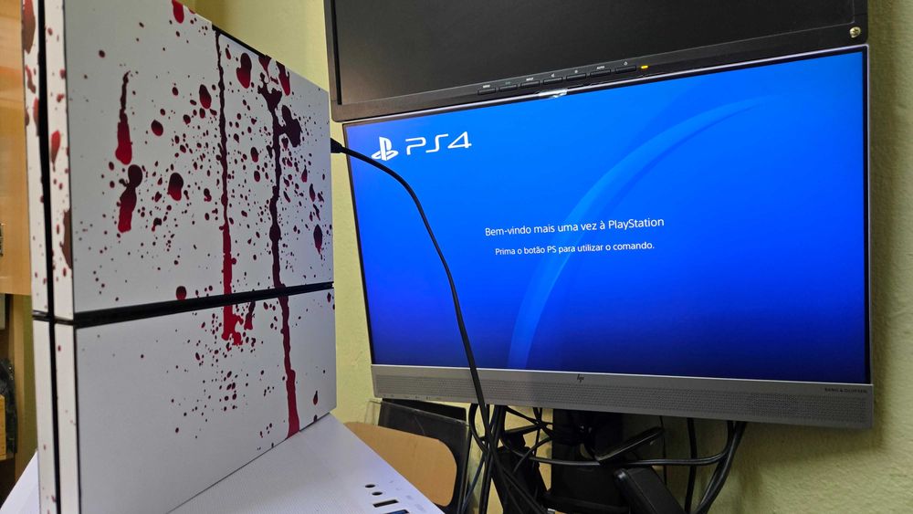 Playstation 4 Fat Bloody White Skin de 1Tb + Oferta película comando