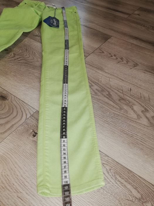 W25 L32 limonkowe nowe spodnie damskie jeansy rurki Wrangler