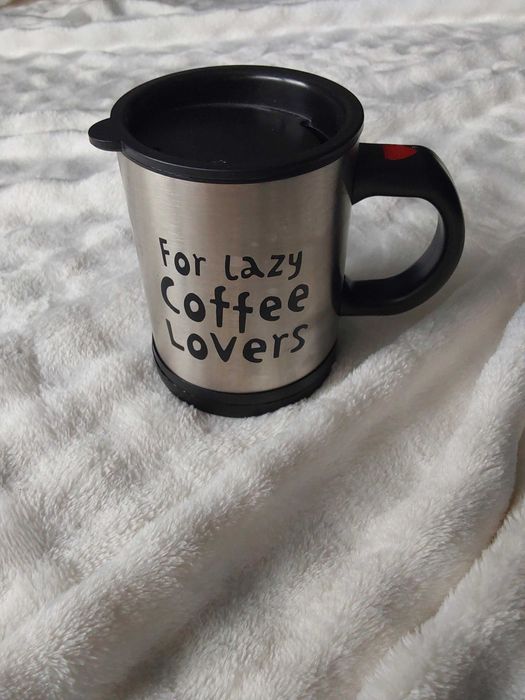 Kubek samomieszający mieszający automatycznie