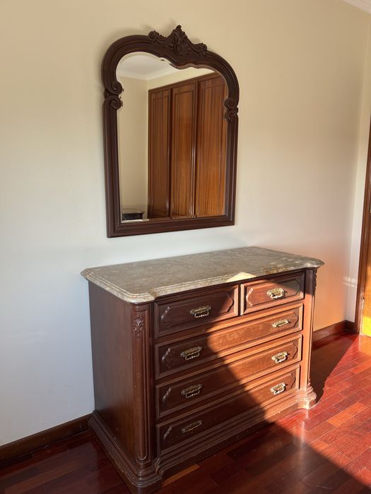 Conjunto de quarto em madeira maciça e tampas de mármore