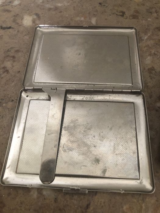 Enrolador de cigarros e caixa de cigarros