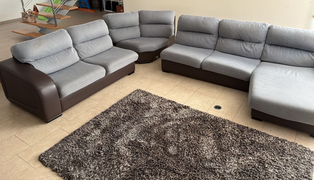 Sofá de canto, com chaise longue / cinza e castanho