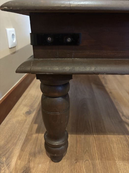 Mesa  de madeira maciça com pormenores de metal