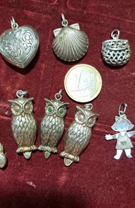 Bonecas pendentes vintage em prata.