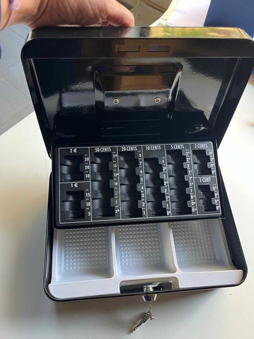 caixa de dinheiro com chave