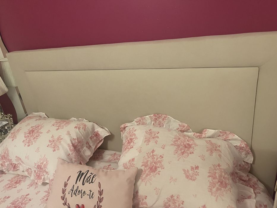 Cama de Casal Veludo Bege com estrado- Nova