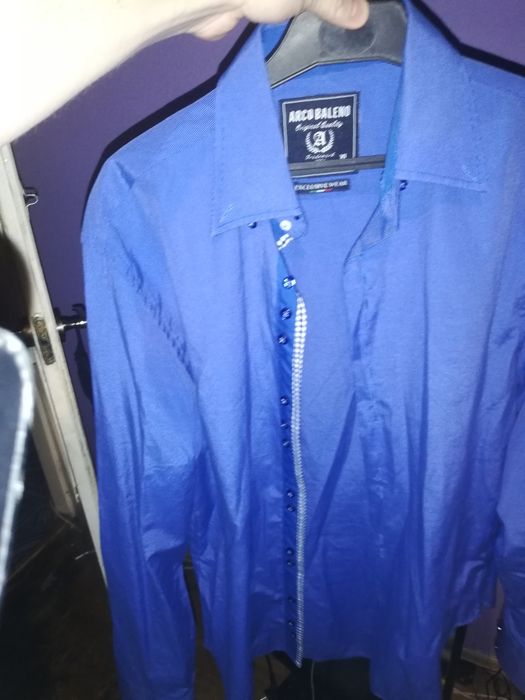 Elegancka niebieska koszula