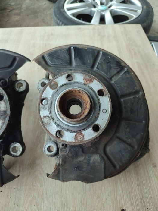 Цапфа, кулак перед/ зад  Volkswagen Passat B6, B7 Octavia A5, Golf