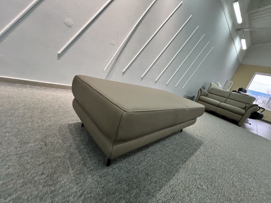 Великий шкіряний пуфік на ніжках