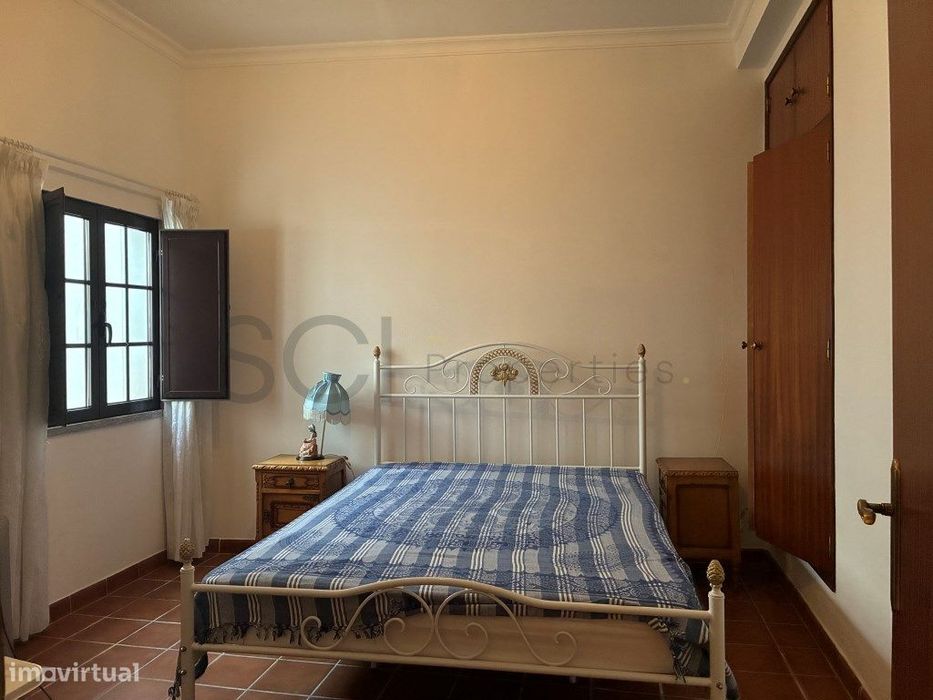 Moradia em Vila Verde de Ficalho com três quartos, um deles suite.