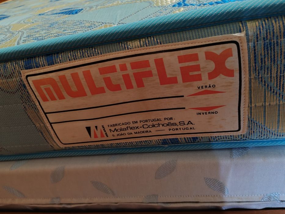 Cama de casal e mesa de cabeceira em