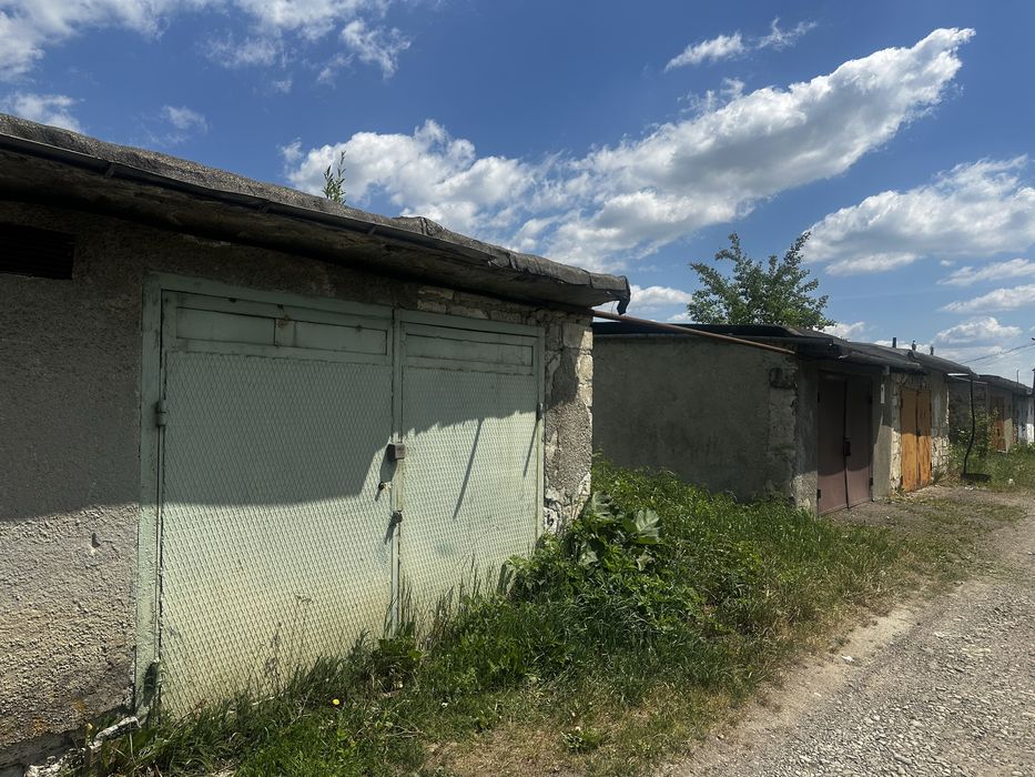 Продам місце під гараж