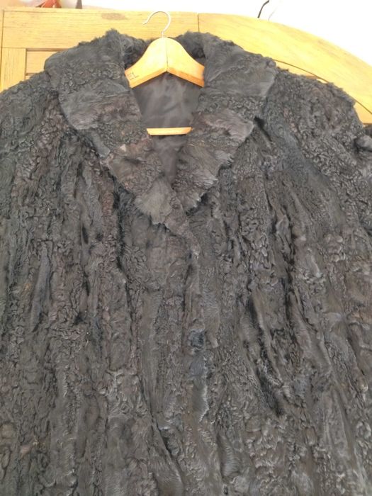 Casaco comprido de pele de astrakan.