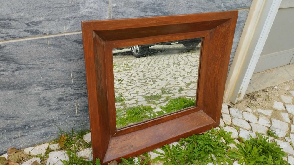 Espelho com moldura em madeira