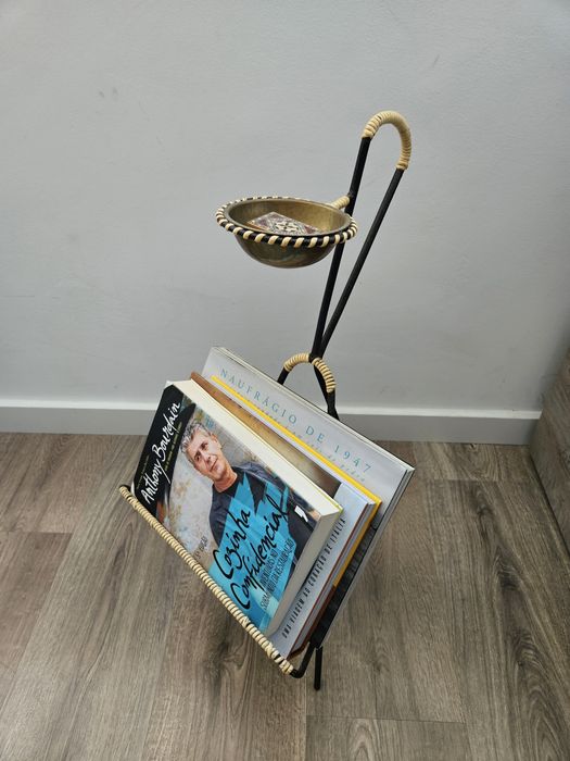 Anos 50 - Cinzeiro pé alto c/porta revistas