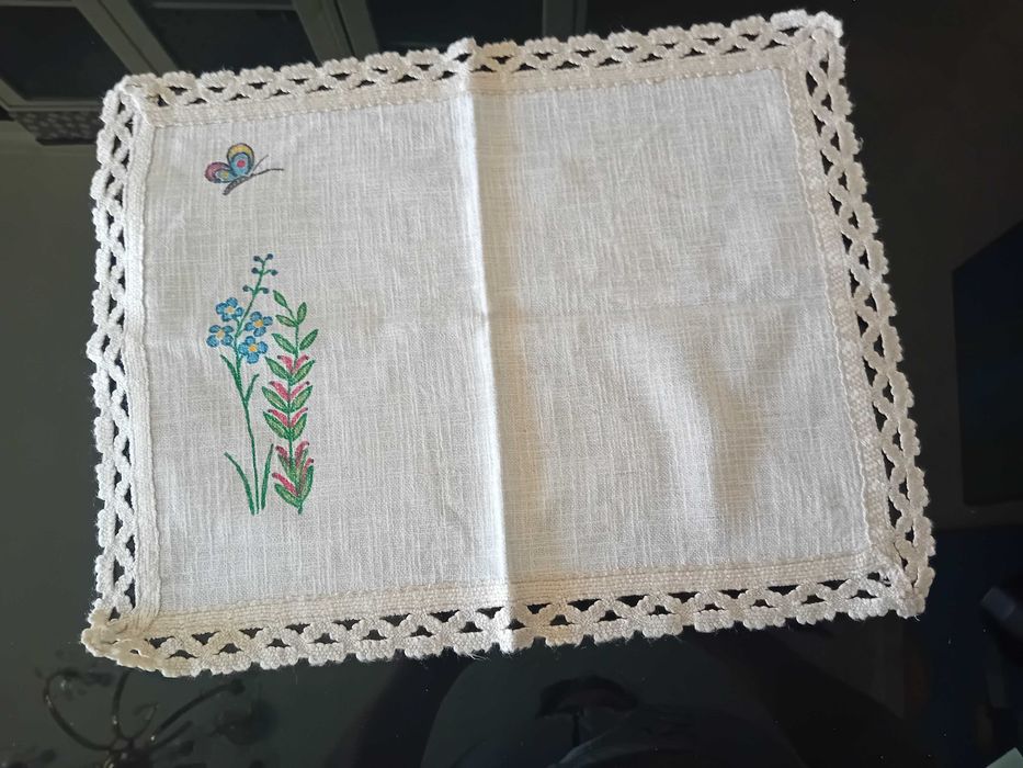 Nap12 -  Individual de mesa em linho com estampa e crochet industrial