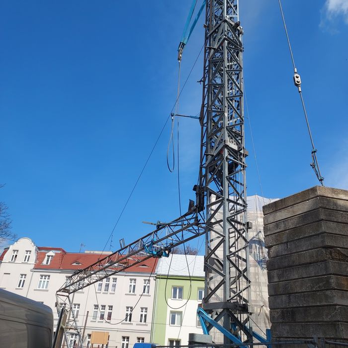 Żuraw budowlany dolnoobrotowy, szybkomontujący