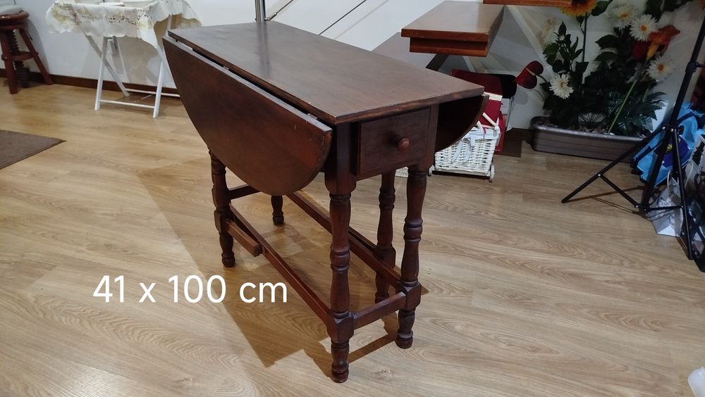 Mesa de madeira cor mogno