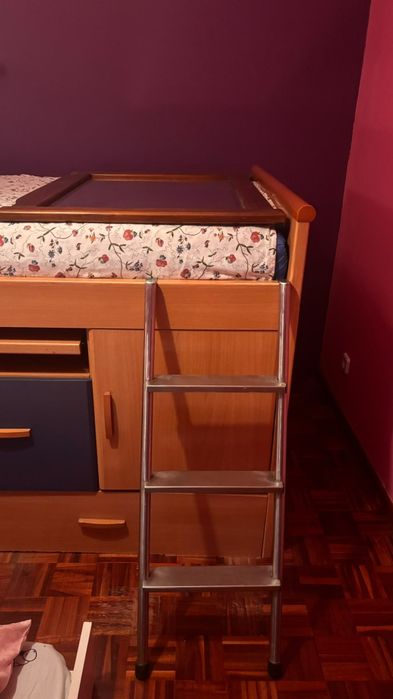 Cama de solteiro com secretária e muita arrumação