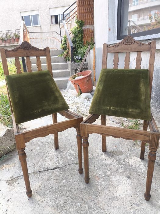Par de cadeiras vintage em madeira maciça com estofo em veludo verde