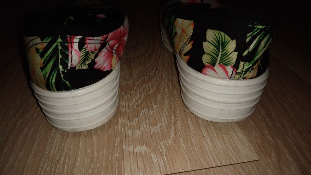 Buty z podwyższeniem w kwiaty