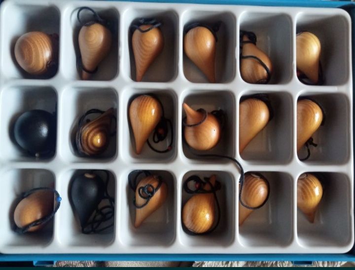 Wahadełka Ayur Wedyjskie drewniane Ayur Weda w metalowym Etui , 18szt.