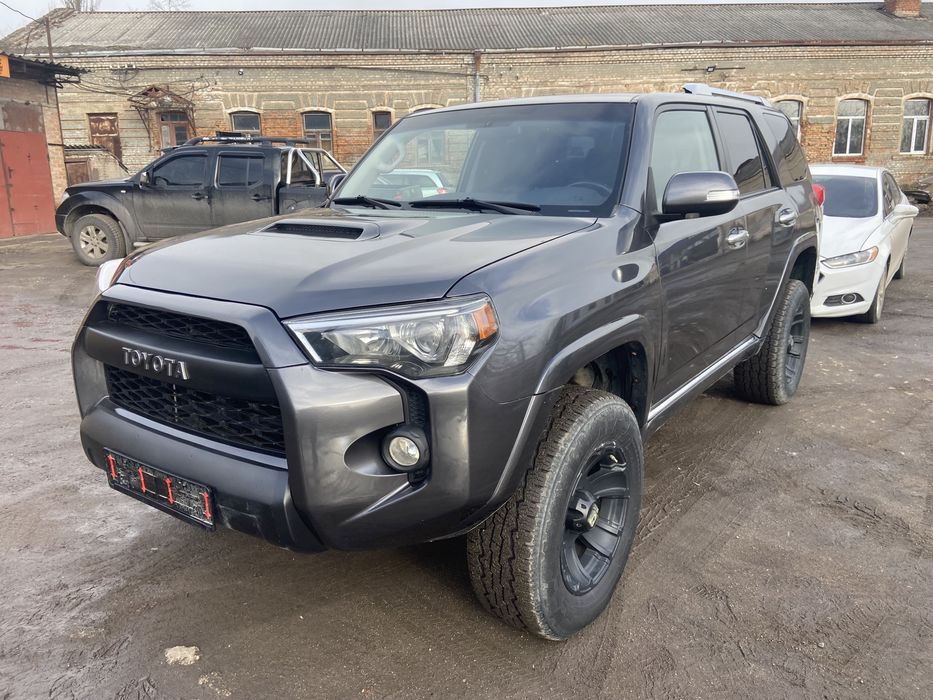В розборці Toyota 4Runner  криша