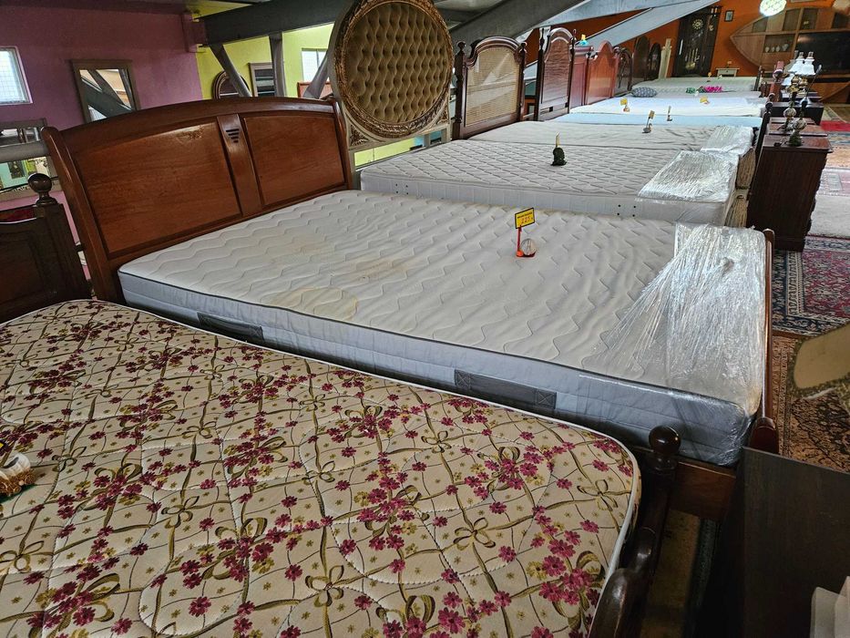 Cama com estrado e colchão - Bom estado geral