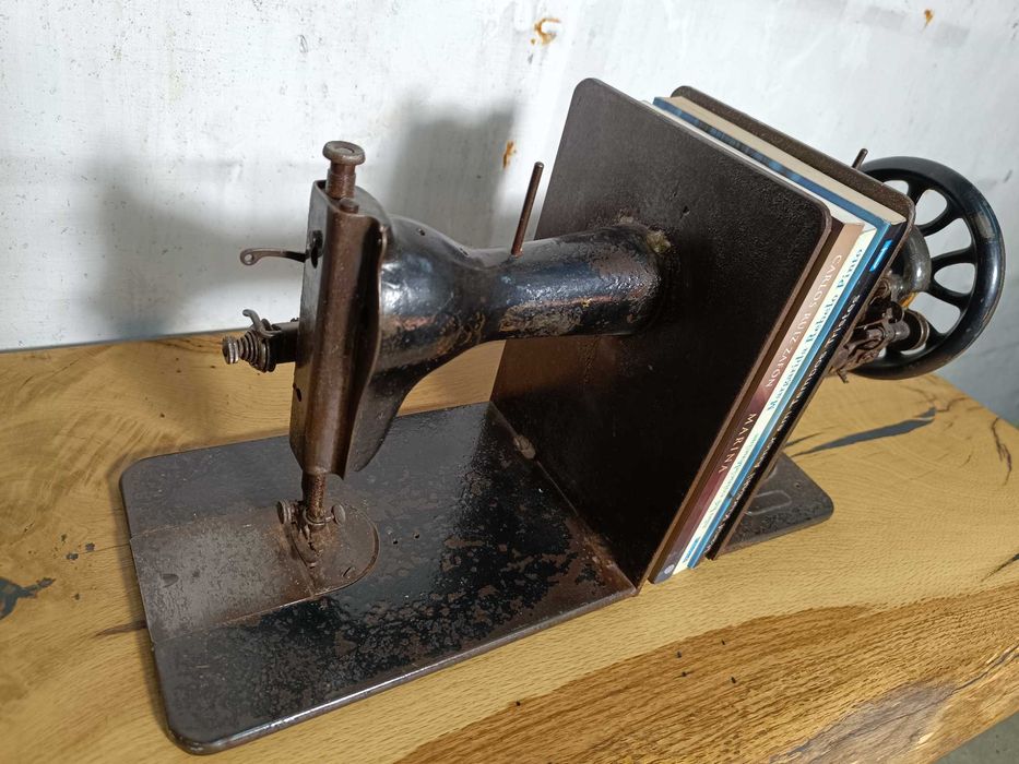 Vários Apoio de livros de máquina de costura antiga | Peça exclusiva
