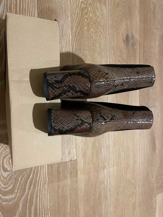 Козаки-ботинки жіночі RESERVED, екошкіра, зміїний принт, р.38.