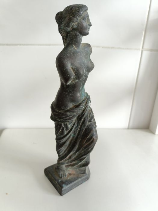 Estatueta em bronze426579546321735686