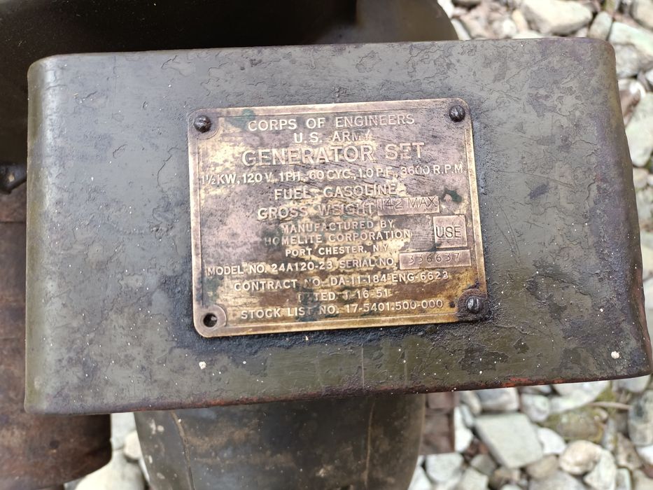 Stary amerykański wojskowy agregat prądotwórczy, antyk