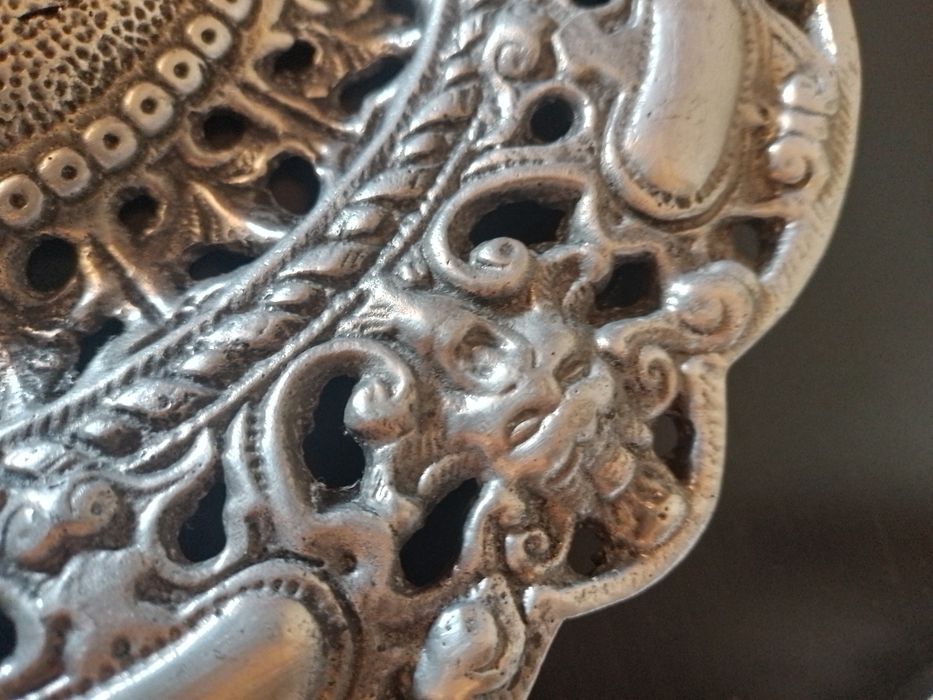 Prato decorativo grande em aluminio