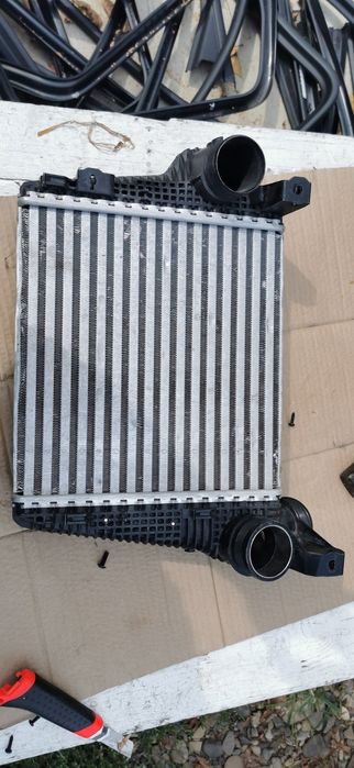 95b145804 D,H,F радиатор интеркулера Macan рестайл