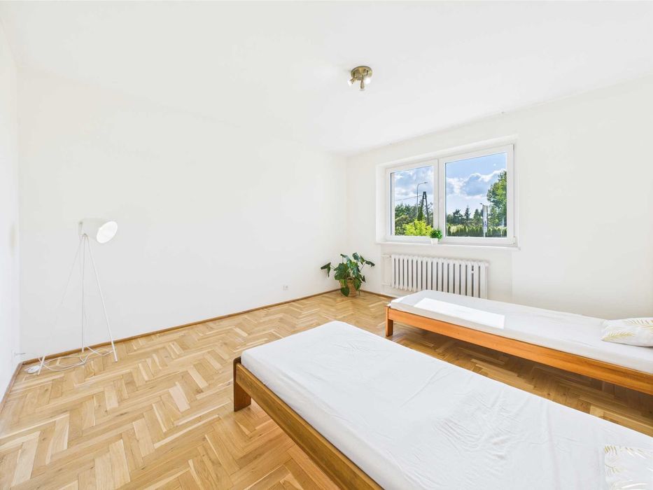 Dom dla firm z ogrodzonym terenem i parkingiem