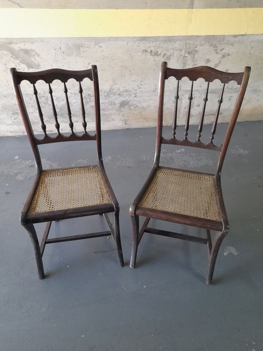 Vendo 2 cadeiras de palhinha e madeira .