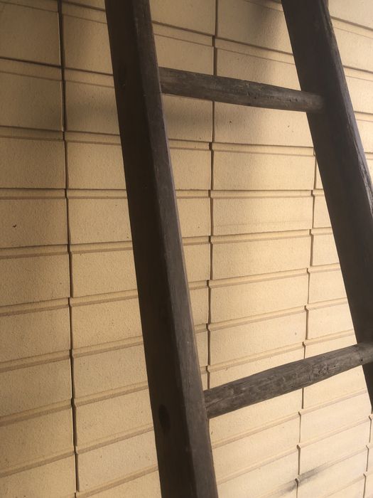 Escada de madeira antiga em bom estado