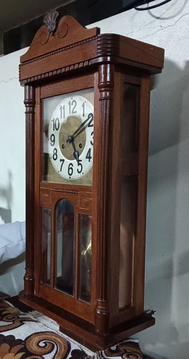 Relógio de parede antigo, em madeira